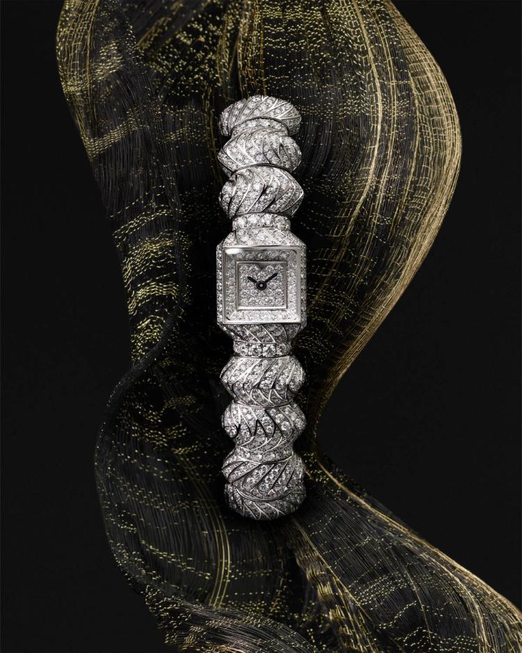 cartier-myst-sat-dijamantska-narukvica-luksuzni-nakit-2026-sculpturalni-dizajn-12