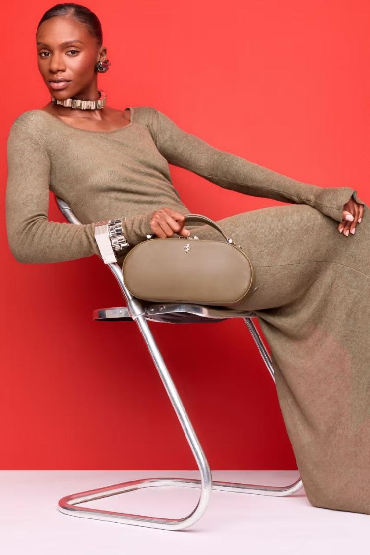 ferrari-style-dino-torba-kampanja-dina-asher-smit-2026-luksuzni-aksesoari-1