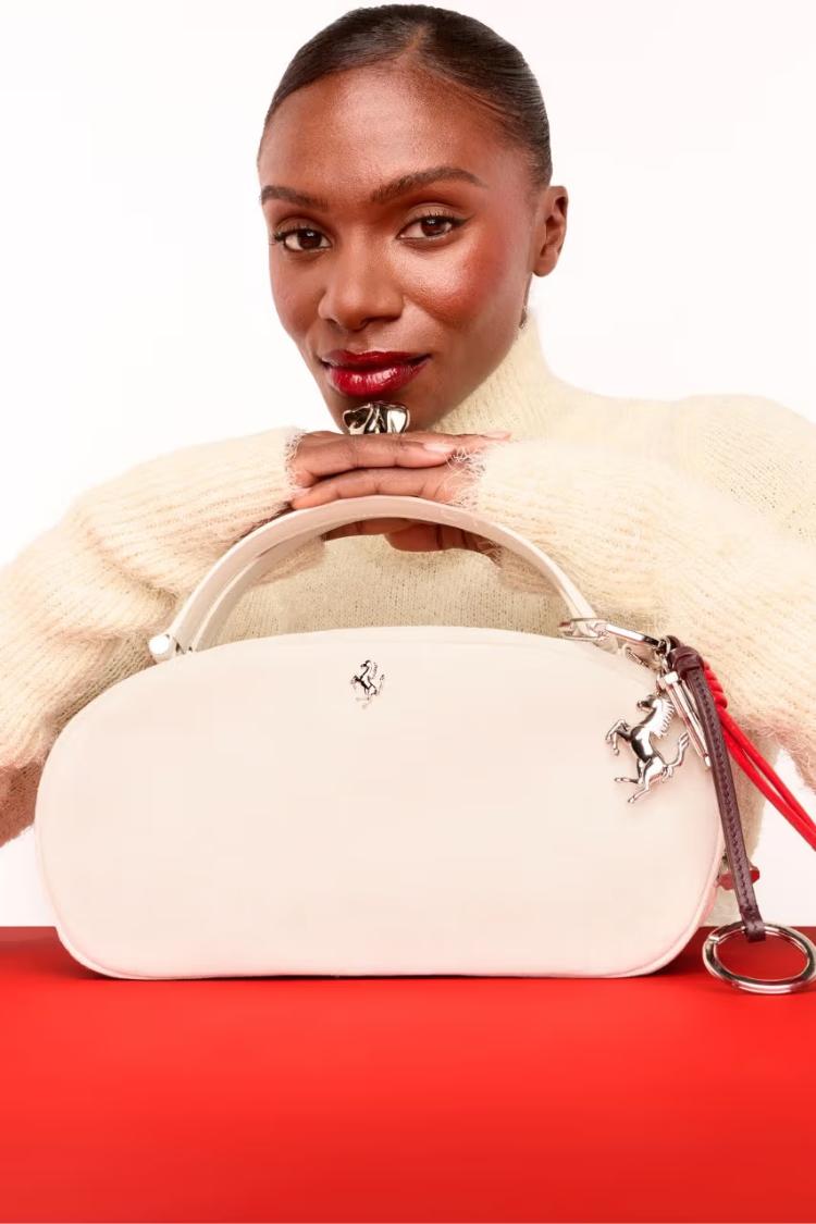 ferrari-style-dino-torba-kampanja-dina-asher-smit-2026-luksuzni-aksesoari-2