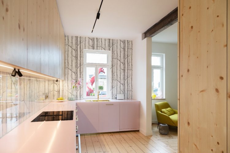 himacs-ruby-kuhinja-roze-dizajn-banana-kupatilo-zuta-boja-moderan-enterijer-2026-4