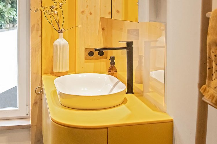 himacs-ruby-kuhinja-roze-dizajn-banana-kupatilo-zuta-boja-moderan-enterijer-2026-6