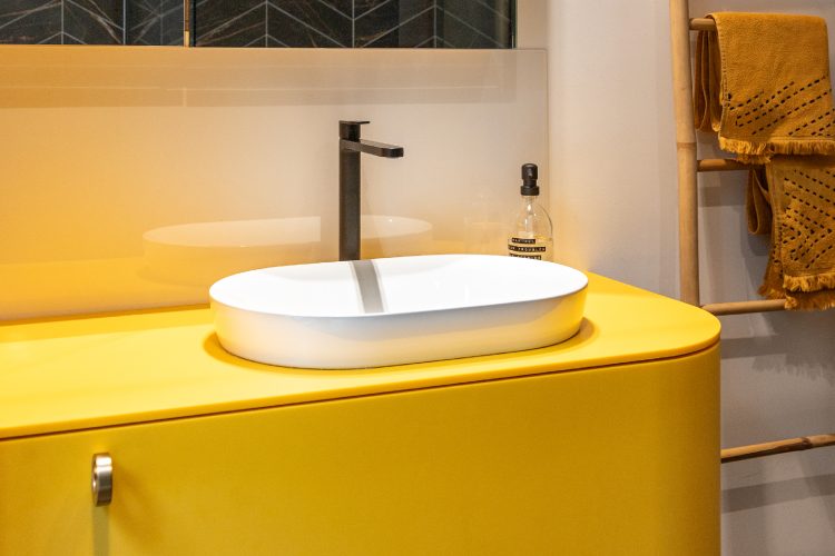 himacs-ruby-kuhinja-roze-dizajn-banana-kupatilo-zuta-boja-moderan-enterijer-2026-7