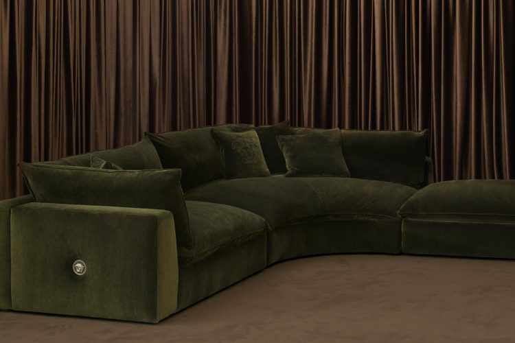 versace-home-2026-kolekcija-luksuzni-namestaj-meteora-sofa-medusa-lampa-dizajn