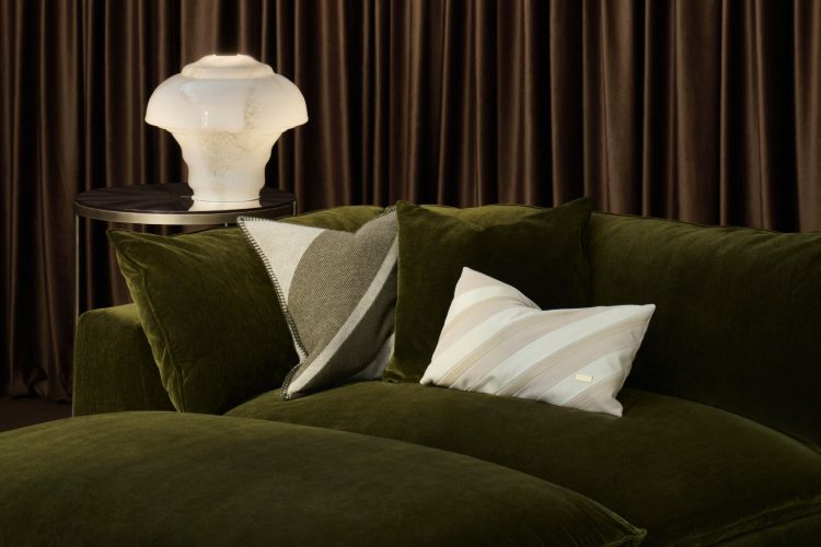 versace-home-2026-kolekcija-luksuzni-namestaj-meteora-sofa-medusa-lampa-dizajn-1