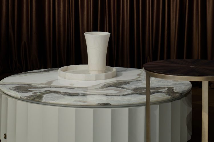 versace-home-2026-kolekcija-luksuzni-namestaj-meteora-sofa-medusa-lampa-dizajn-2