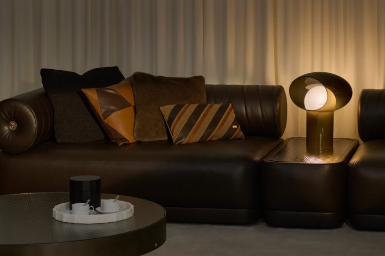 versace-home-2026-kolekcija-luksuzni-namestaj-meteora-sofa-medusa-lampa-dizajn-4
