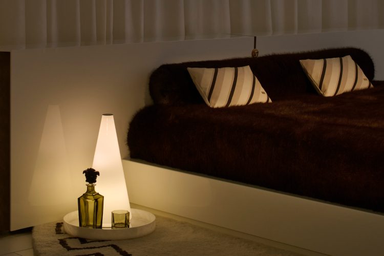 versace-home-2026-kolekcija-luksuzni-namestaj-meteora-sofa-medusa-lampa-dizajn-5