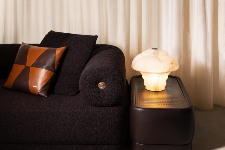 versace-home-2026-kolekcija-luksuzni-namestaj-meteora-sofa-medusa-lampa-dizajn-8