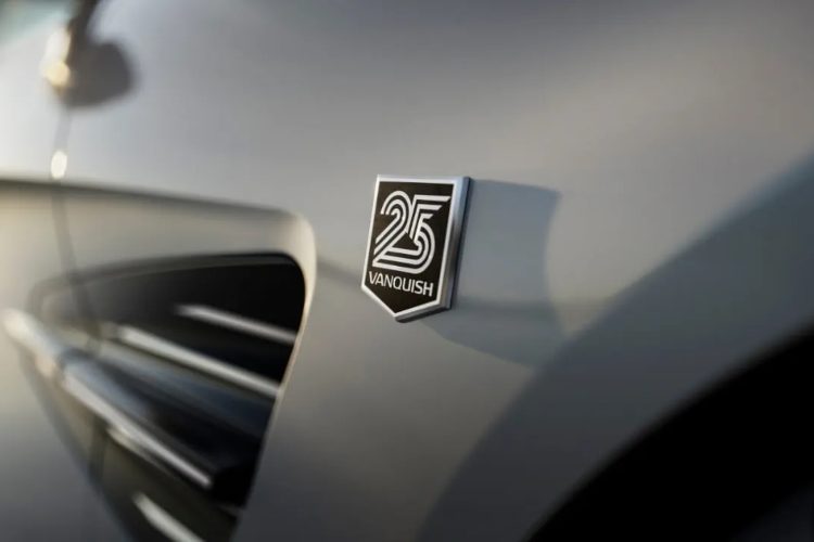 aston-martin-vanquish-25th-anniversary-edition-q-by-aston-martin-v12-luksuzni-automobil-2026-4