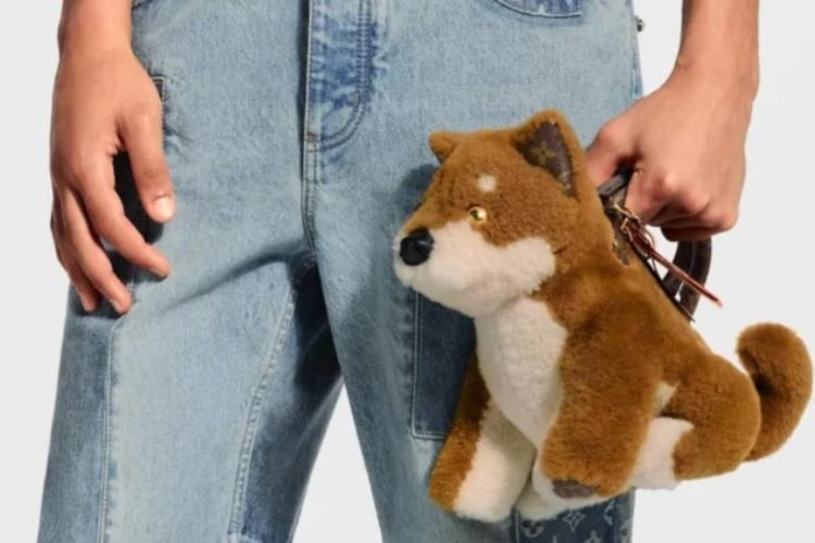 louis-vuitton-dachshund-micro-bag-jazavicar-torba-modni-aksesoari-2026-1