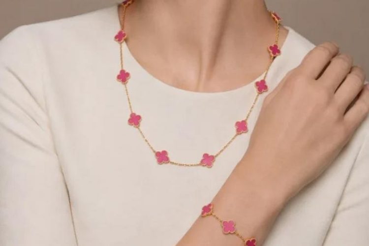 van-cleef-arpels-alhambra-ruzicasti-emajl-kolekcija-luksuzni-nakit-2026-2