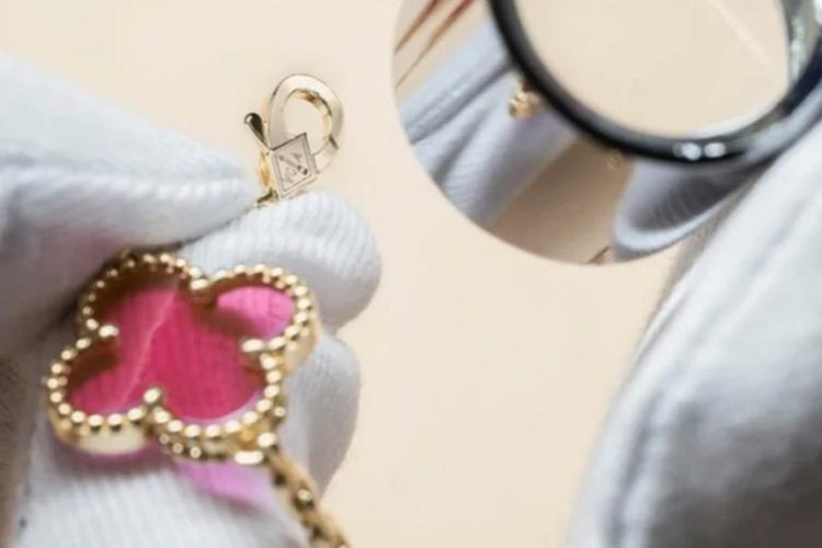 van-cleef-arpels-alhambra-ruzicasti-emajl-kolekcija-luksuzni-nakit-2026-1
