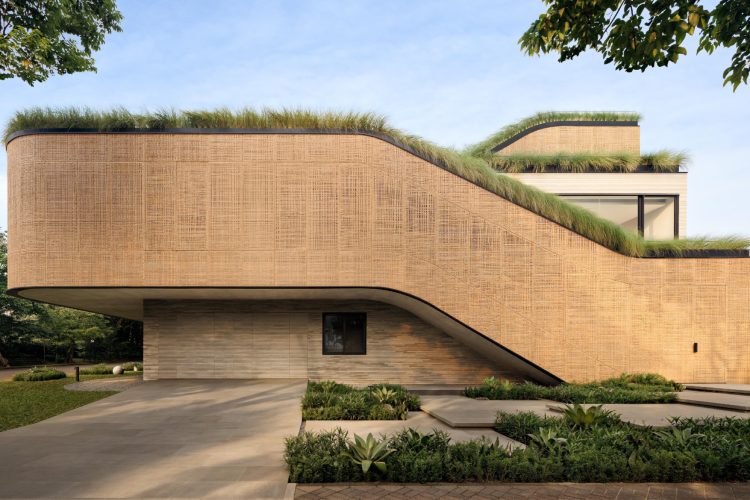 split-mass-residence-k-thengono-design-studio-indonezija-moderna-kuca-bazen-na-krovu-2026-29