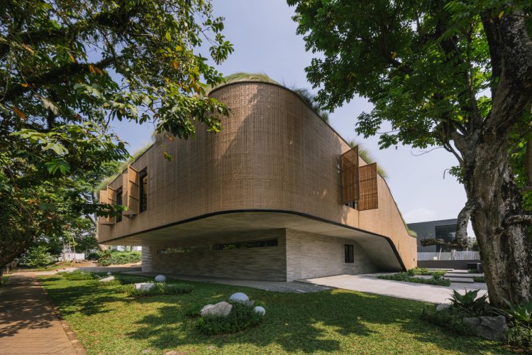 split-mass-residence-k-thengono-design-studio-indonezija-moderna-kuca-bazen-na-krovu-2026-28