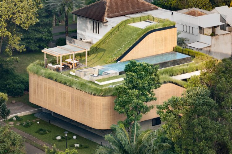 split-mass-residence-k-thengono-design-studio-indonezija-moderna-kuca-bazen-na-krovu-2026-31
