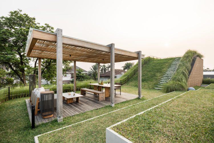 split-mass-residence-k-thengono-design-studio-indonezija-moderna-kuca-bazen-na-krovu-2026-2
