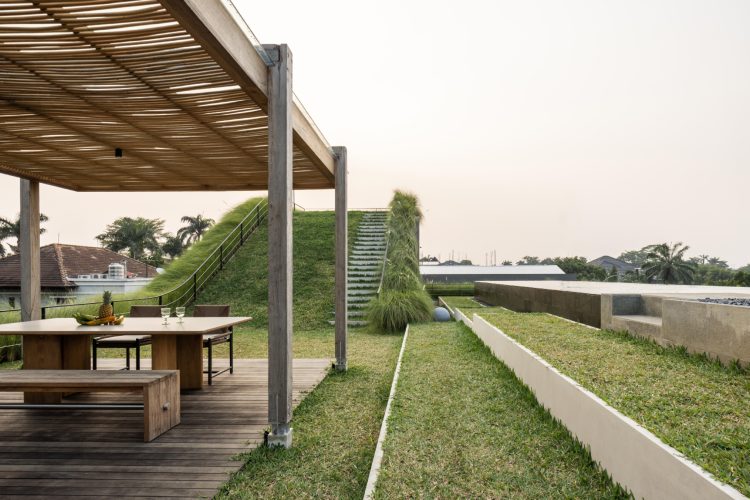 split-mass-residence-k-thengono-design-studio-indonezija-moderna-kuca-bazen-na-krovu-2026-1