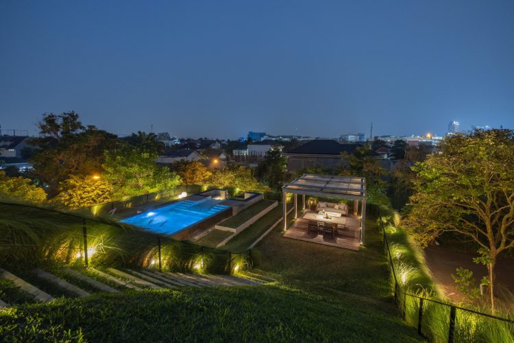 split-mass-residence-k-thengono-design-studio-indonezija-moderna-kuca-bazen-na-krovu-2026-4