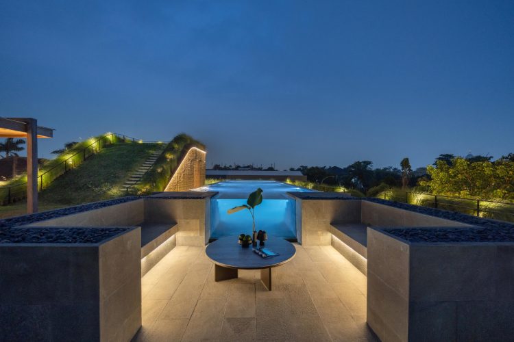 split-mass-residence-k-thengono-design-studio-indonezija-moderna-kuca-bazen-na-krovu-2026-5