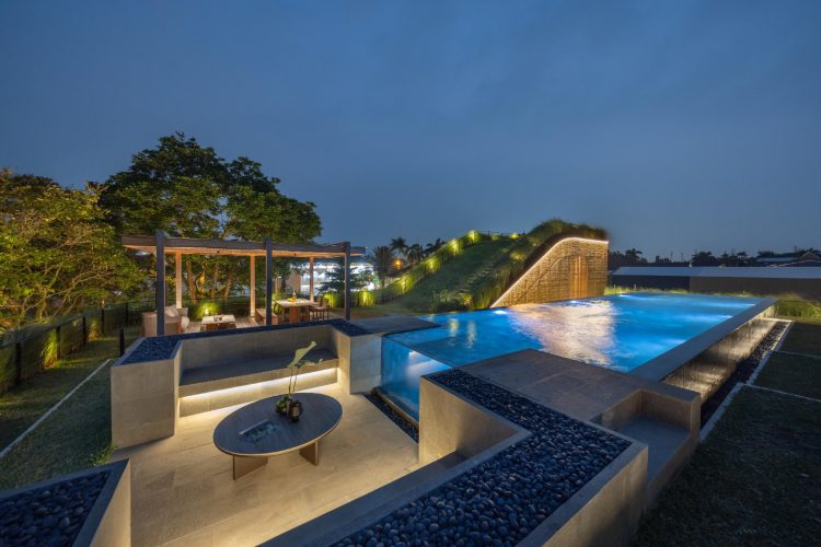split-mass-residence-k-thengono-design-studio-indonezija-moderna-kuca-bazen-na-krovu-2026-6