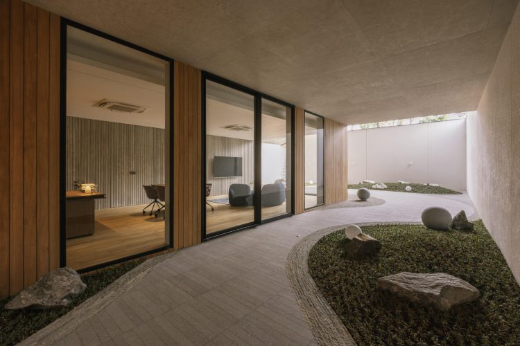 split-mass-residence-k-thengono-design-studio-indonezija-moderna-kuca-bazen-na-krovu-2026-8