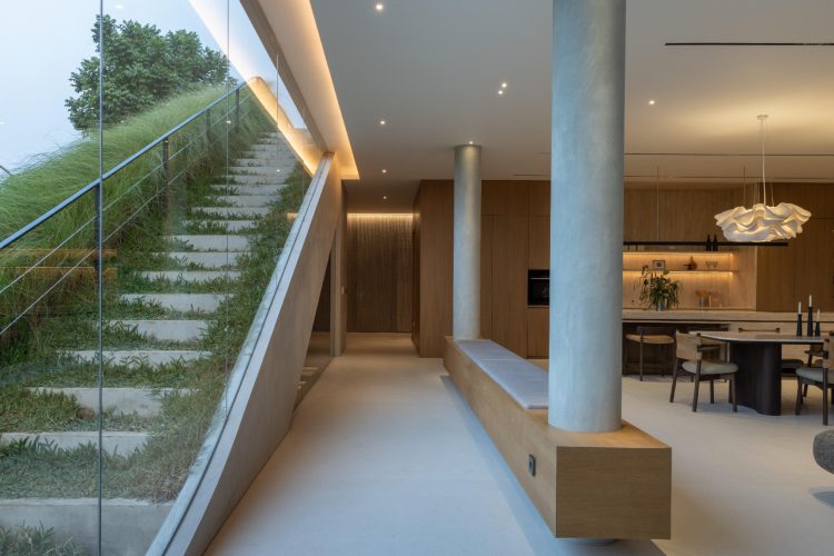 split-mass-residence-k-thengono-design-studio-indonezija-moderna-kuca-bazen-na-krovu-2026-7