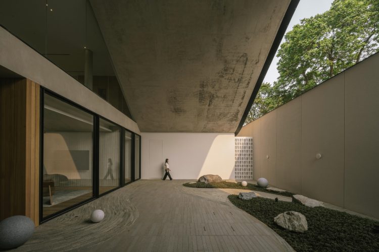 split-mass-residence-k-thengono-design-studio-indonezija-moderna-kuca-bazen-na-krovu-2026-9