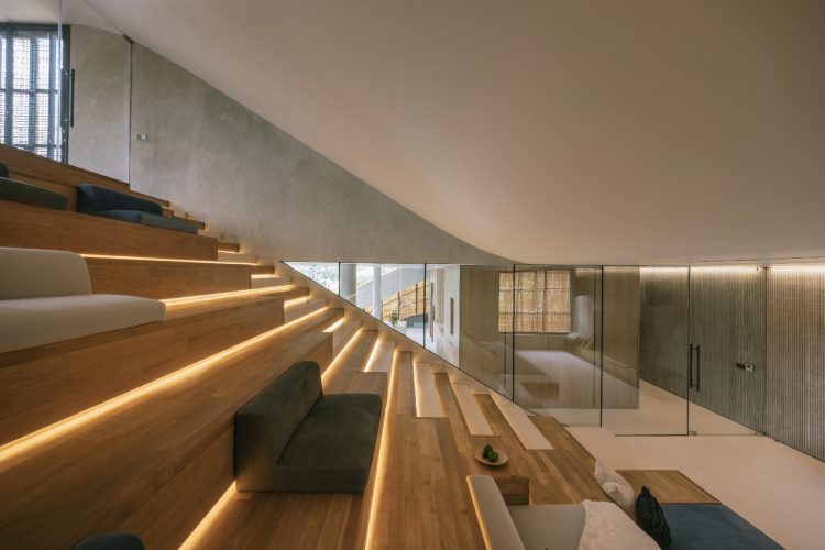 split-mass-residence-k-thengono-design-studio-indonezija-moderna-kuca-bazen-na-krovu-2026-11