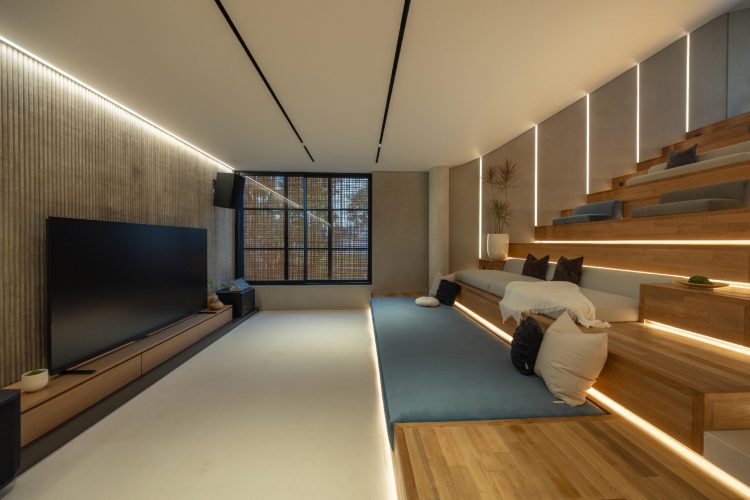 split-mass-residence-k-thengono-design-studio-indonezija-moderna-kuca-bazen-na-krovu-2026-12