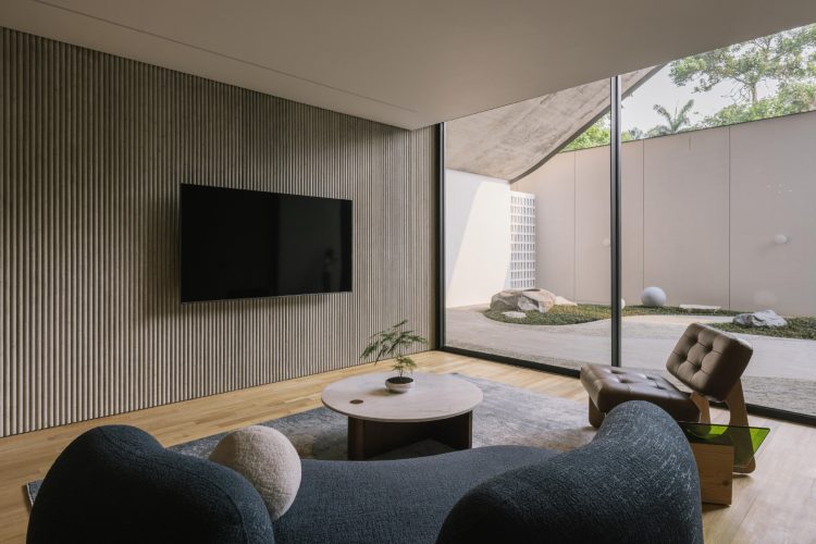 split-mass-residence-k-thengono-design-studio-indonezija-moderna-kuca-bazen-na-krovu-2026-14