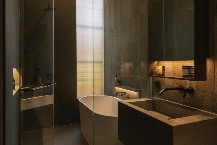 split-mass-residence-k-thengono-design-studio-indonezija-moderna-kuca-bazen-na-krovu-2026-16