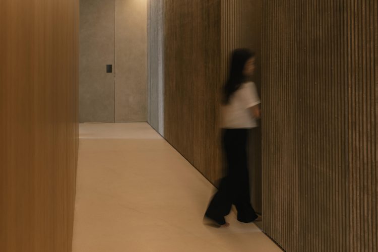 split-mass-residence-k-thengono-design-studio-indonezija-moderna-kuca-bazen-na-krovu-2026-15