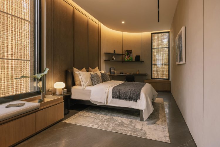 split-mass-residence-k-thengono-design-studio-indonezija-moderna-kuca-bazen-na-krovu-2026-18