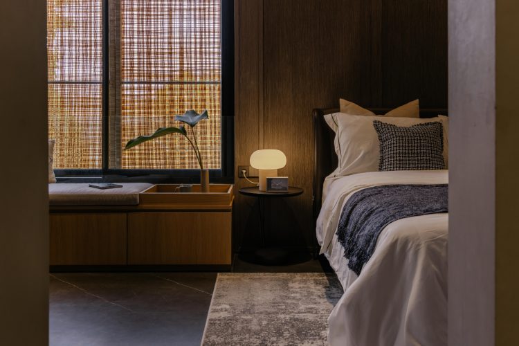 split-mass-residence-k-thengono-design-studio-indonezija-moderna-kuca-bazen-na-krovu-2026-17
