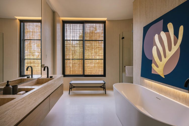 split-mass-residence-k-thengono-design-studio-indonezija-moderna-kuca-bazen-na-krovu-2026-19