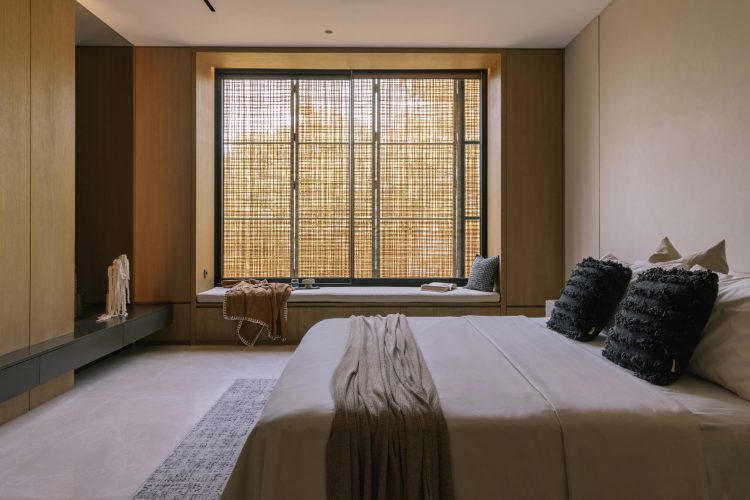 split-mass-residence-k-thengono-design-studio-indonezija-moderna-kuca-bazen-na-krovu-2026-21
