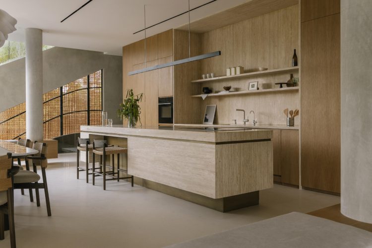 split-mass-residence-k-thengono-design-studio-indonezija-moderna-kuca-bazen-na-krovu-2026-22