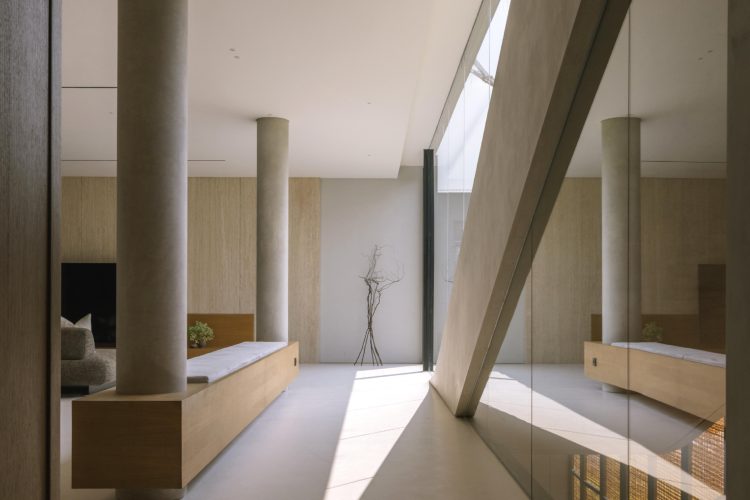 split-mass-residence-k-thengono-design-studio-indonezija-moderna-kuca-bazen-na-krovu-2026-24