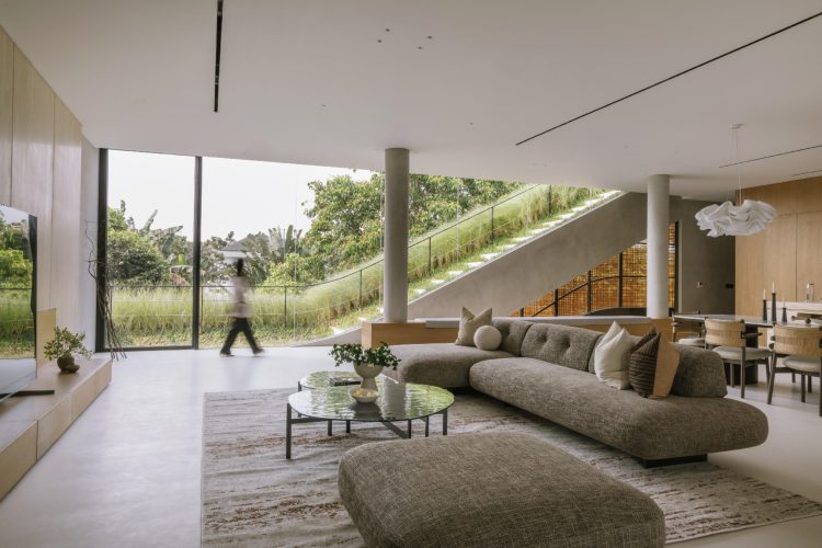 split-mass-residence-k-thengono-design-studio-indonezija-moderna-kuca-bazen-na-krovu-2026-23