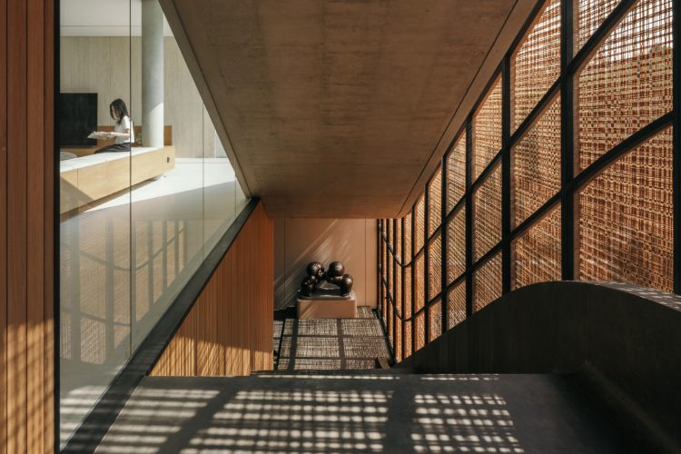 split-mass-residence-k-thengono-design-studio-indonezija-moderna-kuca-bazen-na-krovu-2026-25