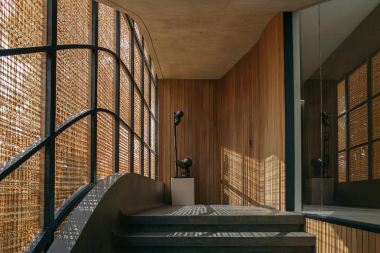 split-mass-residence-k-thengono-design-studio-indonezija-moderna-kuca-bazen-na-krovu-2026-26