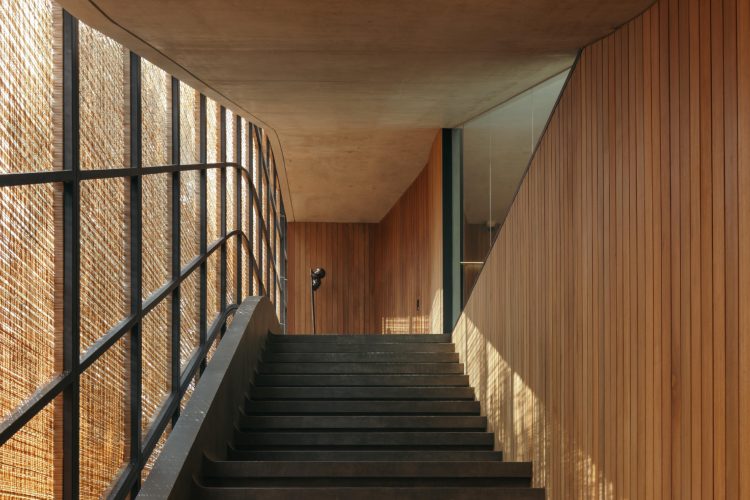 split-mass-residence-k-thengono-design-studio-indonezija-moderna-kuca-bazen-na-krovu-2026-27