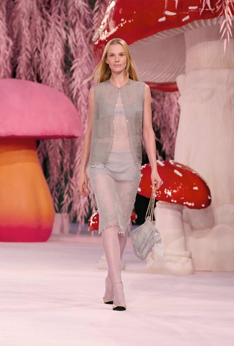 chanel-haute-couture-proleceleto-2026-poetski-let-u-dusu-visoke-mode-2