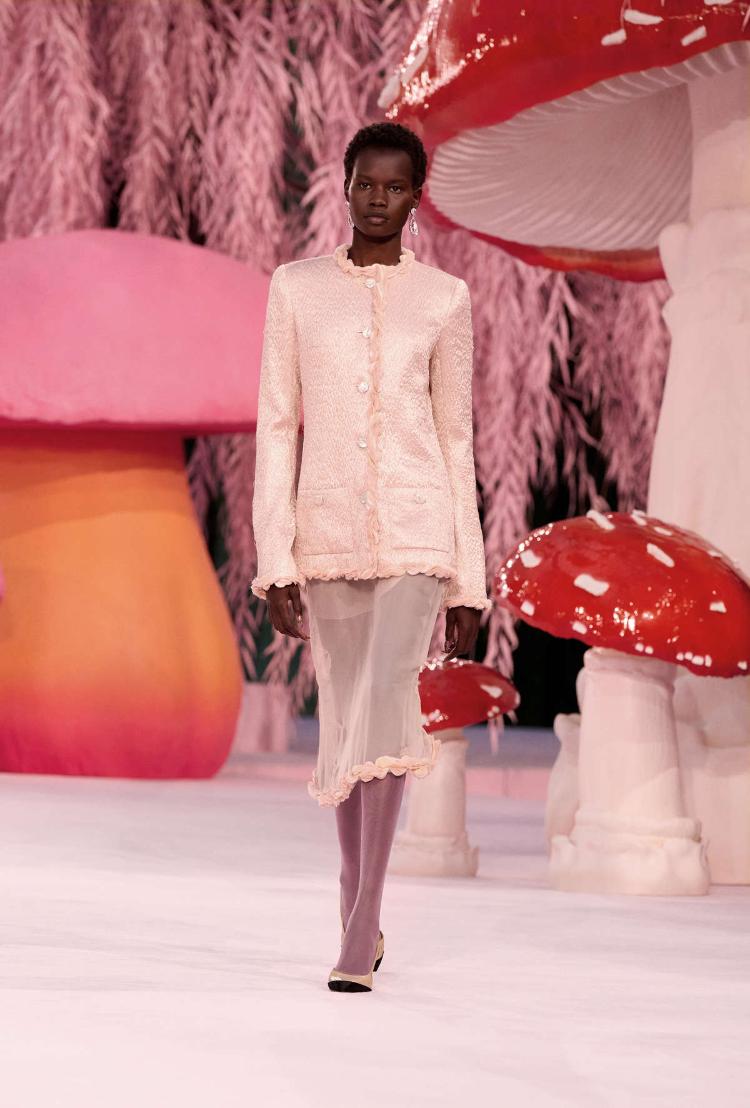chanel-haute-couture-proleceleto-2026-poetski-let-u-dusu-visoke-mode-14