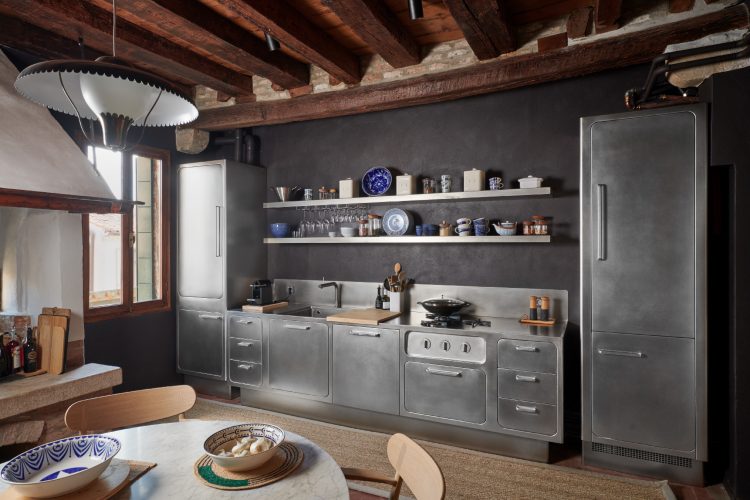 abimis-ego-u-veneciji-nerdajuci-celik-kao-savremeni-izraz-dizajnerske-kulture-1