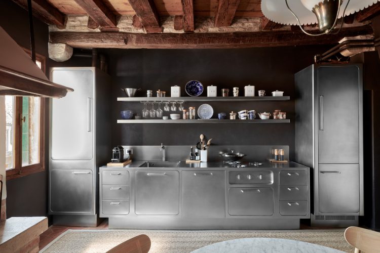 abimis-ego-u-veneciji-nerdajuci-celik-kao-savremeni-izraz-dizajnerske-kulture-9