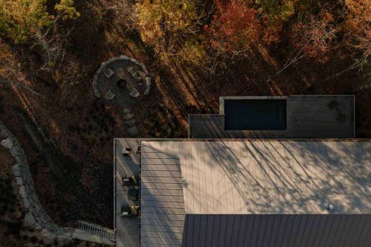 perchee-kuca-koja-lebdi-iznad-sume-i-redefinise-odrzivu-arhitekturu-u-kanadi-3