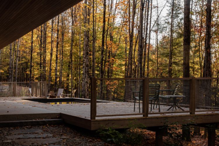 perchee-kuca-koja-lebdi-iznad-sume-i-redefinise-odrzivu-arhitekturu-u-kanadi-8