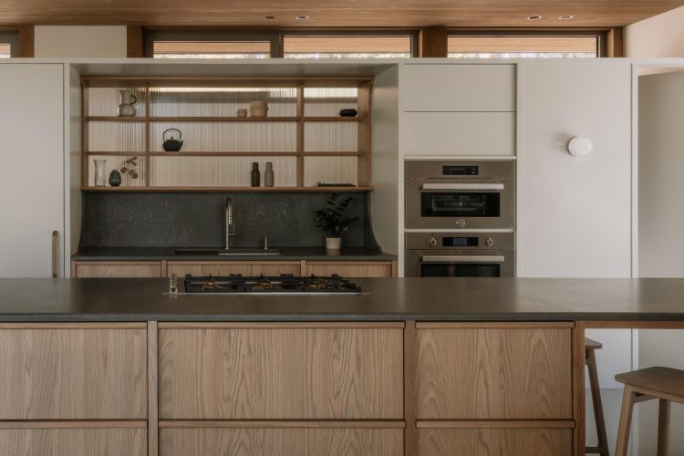 perchee-kuca-koja-lebdi-iznad-sume-i-redefinise-odrzivu-arhitekturu-u-kanadi-11