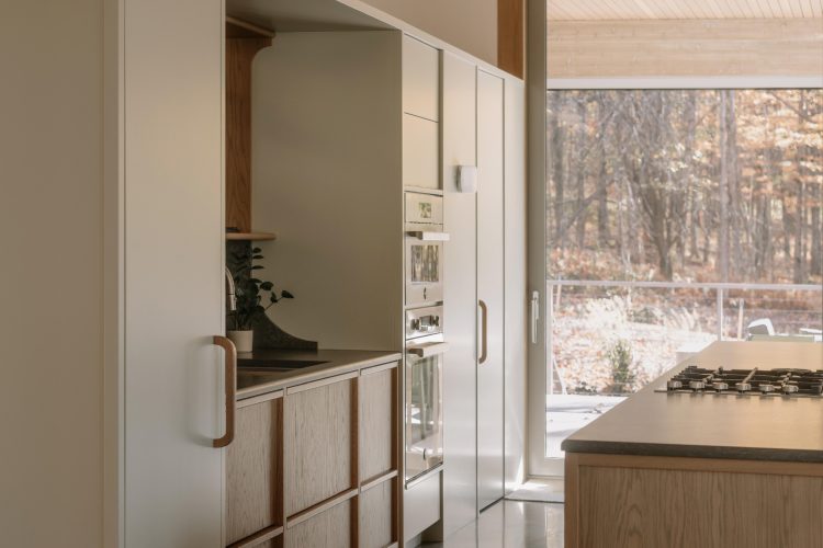 perchee-kuca-koja-lebdi-iznad-sume-i-redefinise-odrzivu-arhitekturu-u-kanadi-12